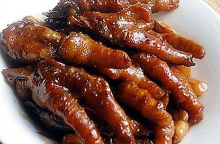 Chân gà. Những chiếc móng sắc nhọn của chân gà khiến không ít người ngại động đũa. Tuy nhiên, nếu không ngại bẩn tay, thực khách sẽ có cơ hội trải nghiệm hương vị tuyệt vời, giòn dai đặc sắc.