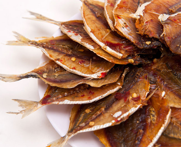 Khô chỉ vàng nướng. Chỉ cần nướng qua với cồn, bạn đã có những khô cá phồng rộp, thịt sậm đỏ cùng vẻ lấp lánh của vệt mỡ dài vô cùng hấp dẫn. Khi thưởng thức, các quý ông sẽ vô cùng cảm kích bà vợ đảm đang của mình.