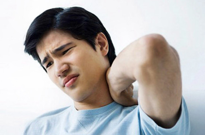 Đau tay, vai. Ban đầu, nó chỉ là những cơn đau nhẹ rồi ngày càng tăng về cường độ. Cảm giác đau không giống như bị đau cơ mà bạn có cảm giác tương tự như bị dây thần kinh chèn ép hoặc viêm khớp. Đau tay, vai đôi khi là triệu chứng của ung thư phổi. Nó gây ra khi hạch bạch huyết mở rộng rồi đè lên dây thần kinh.