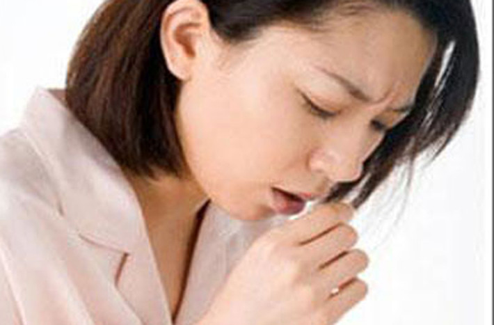 Khó thở. Đây được xem là triệu chứng đầu tiên của một số nạn nhân ung thư phổi. Ngoài ra, bạn còn có thể bị ho kéo dài một vài tuần. Sự khác biệt chính giữa những cơn ho do ung thư với cơn ho thông thường là chúng không có đờm, chủ yếu ho khan.