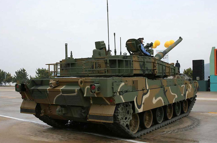 Hệ thống phòng vệ của K2 được cho là tương tự xe tăng M1A2 Abrams của Mỹ. Xe được trang bị lớp giáp phức hợp tuyệt mật (gồm nhiều vật liệu cấu thành) và giáp phản ứng nổ (ERA). Ngoài ra, nó còn trang bị hệ thống phòng vệ chủ động chống vũ khí diệt tăng có điều khiển.