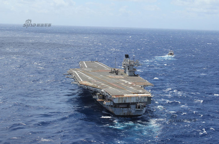 USS Saratoga thuộc lớp siêu tàu sân bay Forrestal có lượng giãn nước lên tới 81.101 tấn, dài 324m,