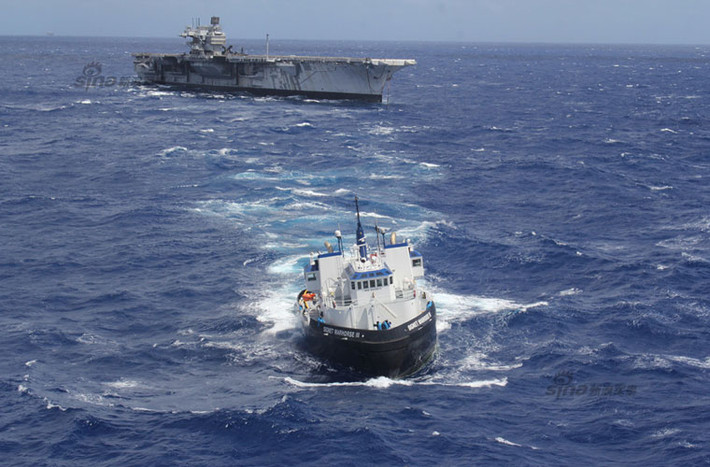 Trong ảnh là tàu kéo đang thực hiện việc đưa tàu sân bay USS Saratoga tới nơi “yên nghỉ cuối cùng”.
