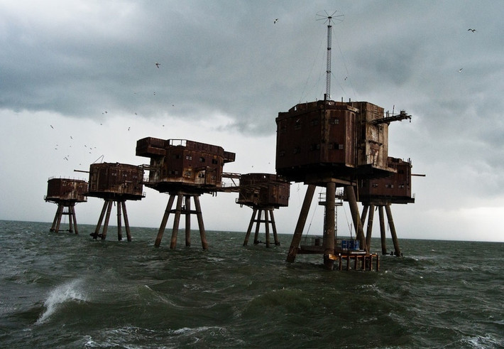 Maunsell Sea Forts - những pháo đài kiên cố được xây dựng trên sông Thames và Mersey trong suốt chiến tranh thế giới thứ 2 dễ gợi liên tưởng đến nhà của người ngoài hành tinh trong phim viễn tưởng.