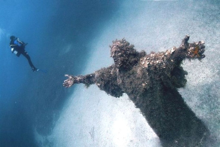 Bức tượng chúa Jesus bằng đồng Christ of the Abyss nằm sâu dưới vịnh San Fruttuoso, thuộc Địa Trung Hải, Italy.