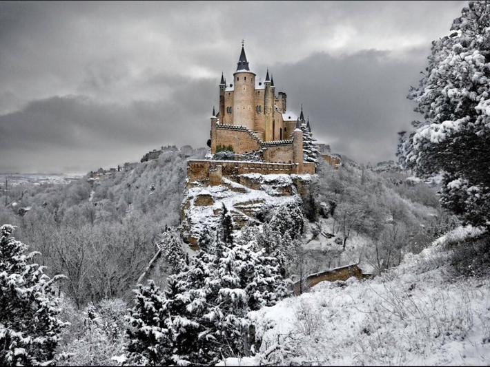 Vẻ đẹp của pháo đài Alcázar de Segovia của Tây Ban Nha giữa mùa đông.