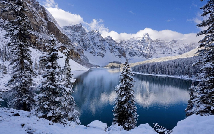 Vẻ đẹp kỳ vĩ của hồ Moraine, công viên quốc gia Banff, Canada vào mùa đông rất hút khách tham quan.
