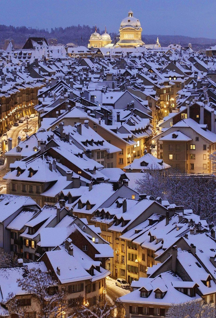 Tuyết trắng phủ trên các mái nhà ở thành phố Bern xinh đẹp của Thụy sĩ.