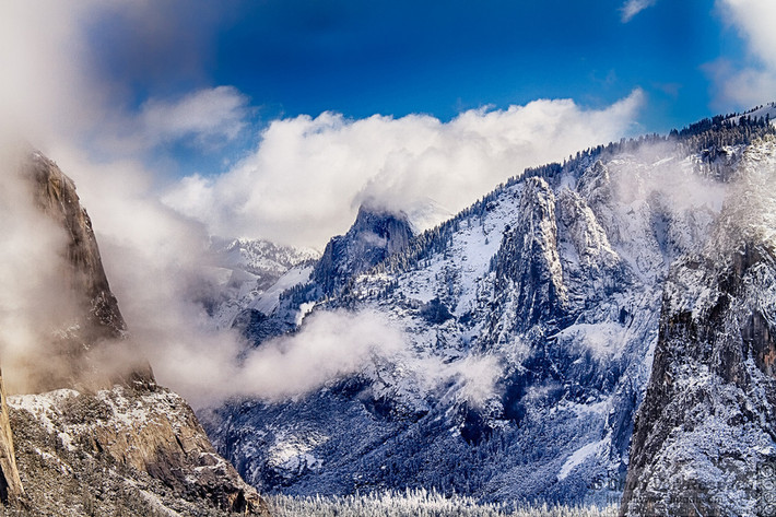 Công viên quốc gia Yosemite đẹp kỳ vĩ với tuyết và mây trắng.