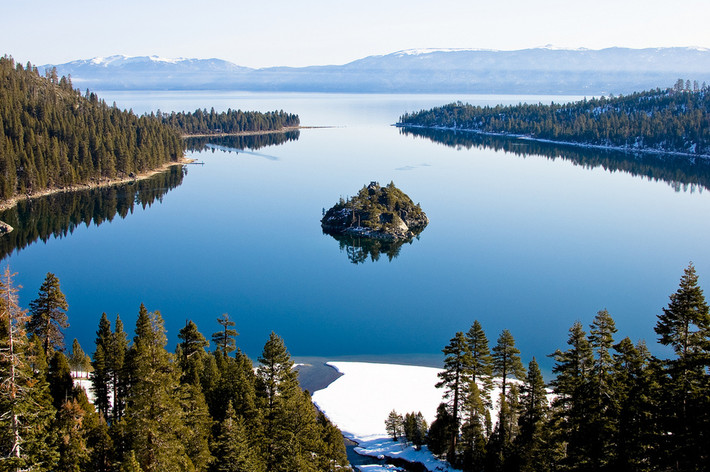 Hồ Tahoe, California phẳng lặng như gương trong một buổi sáng sớm mùa đông.