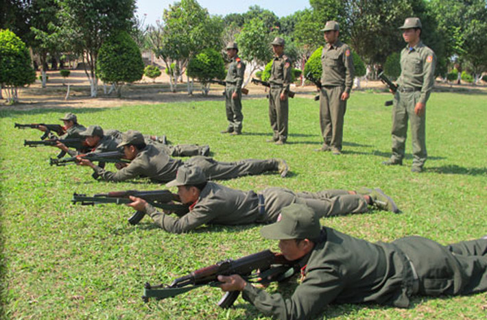 Lục quân là lực lượng lớn nhất, trang bị nhiều loại vũ khí nhất trong Quân đội Nhân dân Lào. Trang bị vũ khí cá nhân của bộ đội Lào là súng trường tiến công AK-47/AKM hoặc là biến thể AK do Trung Quốc sản xuất Type 56, trung liên PKM/RPD, súng ngắn Makarov PM… Ảnh: QĐND