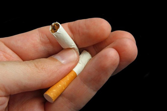 Biết mình không đơn độc. Ảnh hưởng tiêu cực từ thói quen hút thuốc khiến nhiều người quyết tâm từ bỏ chúng. Cộng đồng cũng rất ủng hộ bạn. Cụ thể, có nhiều tổ chức, đường dây tư vấn luôn sẵn sàng hỗ trợ. Hãy tìm sự giúp đỡ khi cần thiết.