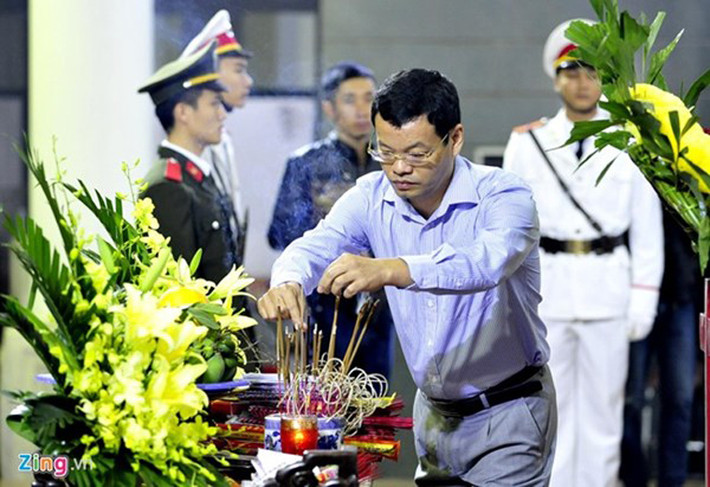 Ông Nguyễn Mạnh Hùng, đại diện Ban quản lý dự án đường sắt trên cao thắp nén hương tạ lỗi.