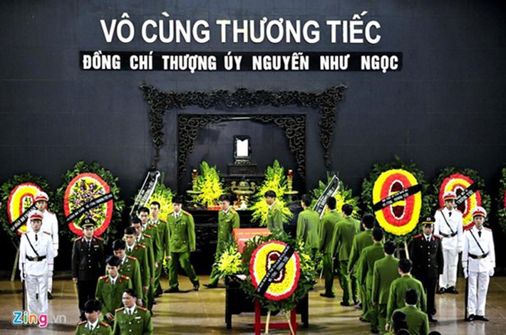 Sau đoàn gia đình, người thân là tập thể cán bộ, giáo viên, sinh viên trường Học viện An Ninh, do thiếu tướng Lê Minh Hùng - Phó giám đốc học viện dẫn đầu tới thắp nén hương thượng úy Ngọc. Ông Lê Đình Thọ, Thứ trưởng Bộ Giao thông cũng tới chia buồn. Lần lượt các đơn vị Công an huyện Gia Lâm, Đội quản giáo, trại giam số 2, trại giam số 3, Công an các quận huyện cùng tới dâng hương chia buồn với gia đình.