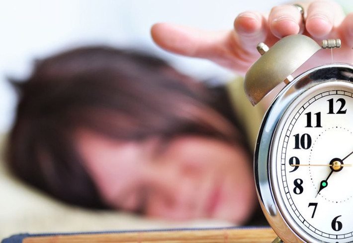 Di chuyển đồng hồ báo thức xa vị trí giường ngủ. Nếu bắt buộc phải dùng đồng hồ báo thức, điện thoại để dậy sớm ngày hôm sau, bạn nên đặt chúng cách xa giường ngủ. Các nhà khoa học cảnh báo nên đặt đồng hồ cách giường ngủ tối thiểu là 3feet (khoảng 1m). Việc này giúp bạn không bị làm phiền bởi những tiếng tích tắc từ đồng hồ phát ra, không nhìn chằm chằm vào điện thoại làm tăng cảm giác lo lắng khiến giấc ngủ gián đoạn.