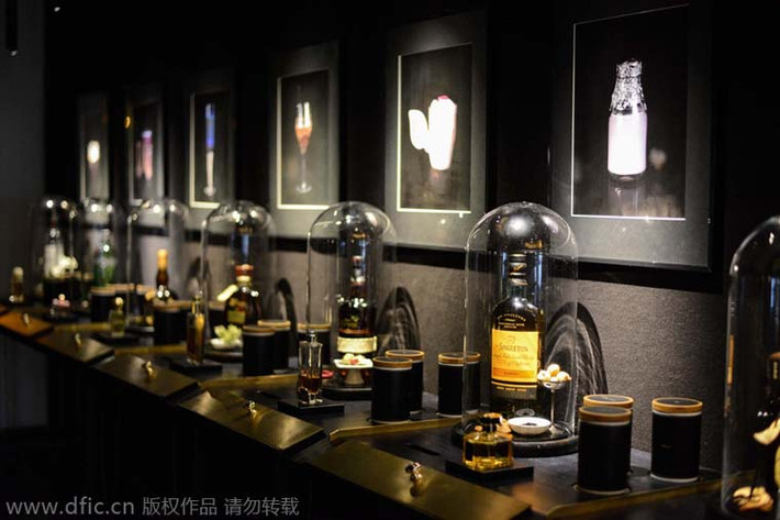 Fragrances. Khi đến đây, khách hàng dễ dàng cảm nhận mùi thơm phảng phất mọi không gian. Fragrances được thiết kế mang dấu ấn của chuyên gia nước hoa Henning Heissen.