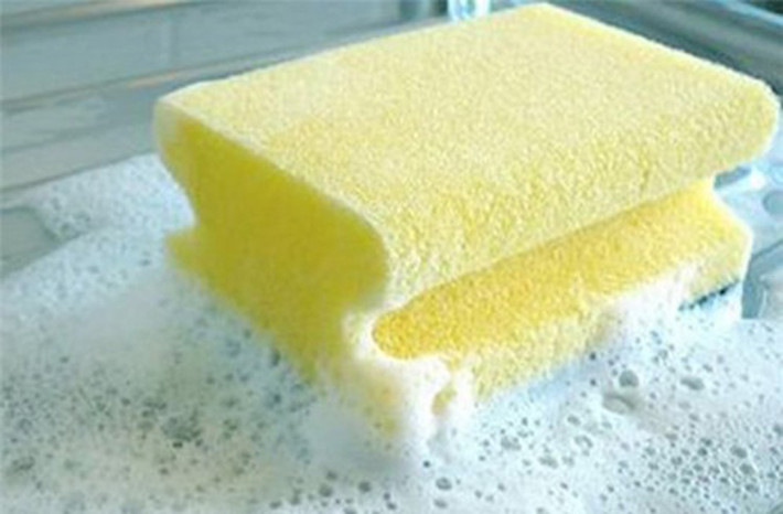 Một trong những hóa chất có khả năng gây ung thư vú hàng đầu là dioxane có nhiều trong chất tẩy rửa, dầu gội đầu, sữa tắm… Điều đáng lo ngại, dioxane thường không được liệt kê trên nhãn hiệu. Dù vậy, bạn có thể tránh tác hại của loại hóa chất này bằng cách lựa chọn sản phẩm tiêu dùng một cách thông minh. Nhìn chung, nên tránh sản phẩm có thành phần polyethylene, polyethylene glycol, polyetylen oxit bởi chúng có khả năng chứa dioxane.