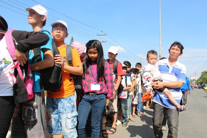 Trong khu du lịch, lượng người cũng ken đặc. Khu du lịch tiến hành dựng bảng thông báo trong khu du lịch hết chỗ để xe và yêu cầu khách tự tìm chỗ gửi xe ở ngoài.
