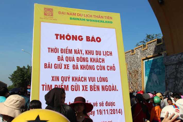 Tình trạng ùn ứ xảy ra tại cả một số khu vực như ngã tư chợ Đình (TP Thủ Dầu Một), ngã tư Hòa Lân (thị xã Thuận An). Tại thị xã Bến Cát, cảnh sát cơ động đã phải chốt chặn trước cổng khu công nghiệp Mỹ Phước 3 để phân luông giao thông từ xa tại đây.