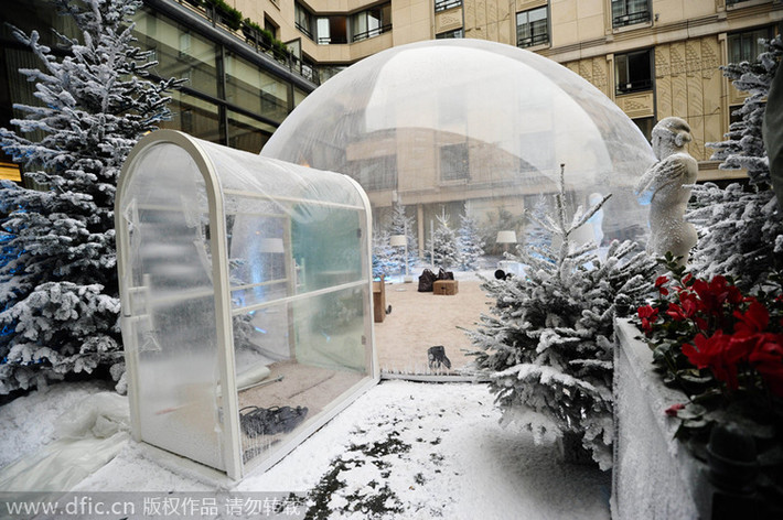 Bubble Bar tại Paris Hilton Arc de Triomphe. Quán bar được thiết kế mô phỏng hình bọt khí của rượu champagne. Công trình này ra đời nhờ sự phối hợp ăn ý giữa khách sạn Hilton, Taitinger Champagne và nhà thiết kế tài năng Jean-Hugues de Chatillon.