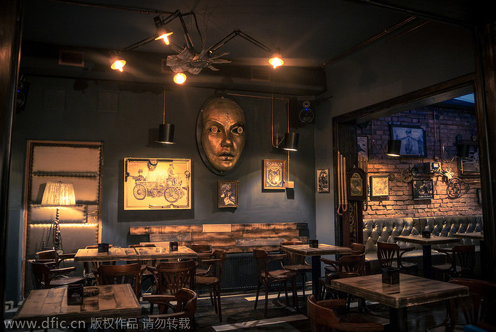 Joben Bistro, Cluj-Napoca, Romania. Joben Bistro được thiết kế đặc biệt với sự kết hợp của đồng thau và đèn huỳnh quang tạo ra một khung cảnh mờ ảo, thanh lịch. Nhiều khách hàng ví Joben Bistro như bước ra từ tiểu thuyết với không gian vừa ấm cúng vừa hiện đại, nội thất, trang trí bằng gỗ nổi bật.