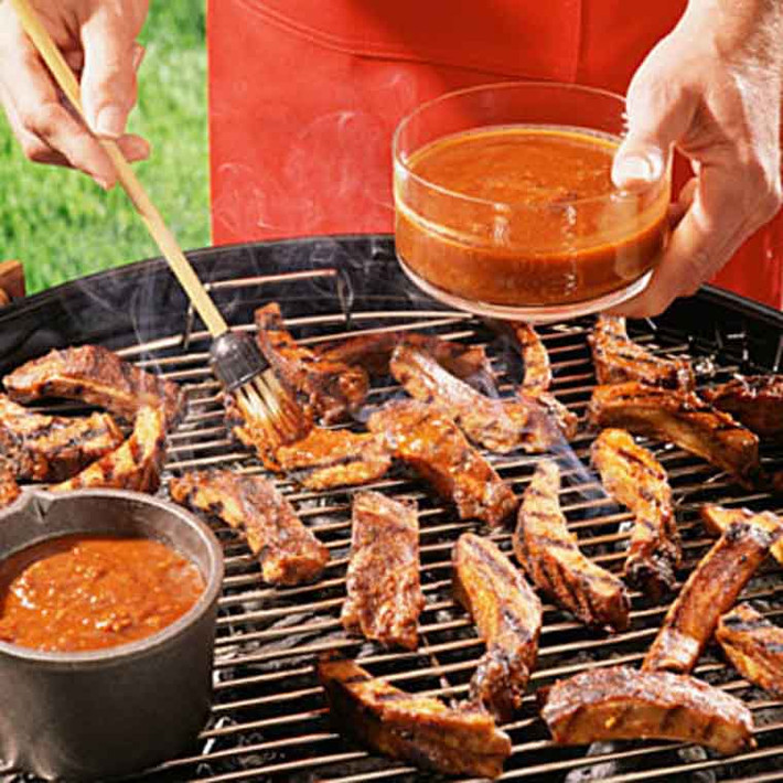 Bằng cách ướp thịt với rượu vang, món ăn sẽ có được hương vị thơm ngon, giảm tác động tiêu cực đến sức khỏe. Để món ăn ngấm đều gia vị, nên kéo dài thời gian ướp chừng 30 phút đến 2 giờ.