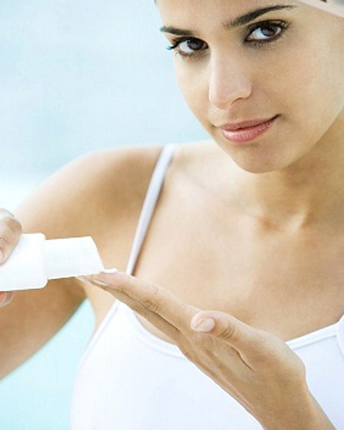 Sử dụng kem chống nắng. Các chuyên gia khuyên không nên “phơi” mình dưới nắng nóng bởi tia UV có hại dễ ảnh hưởng tiêu cực đến làn da. Để ngăn ngừa, bạn nên tạo thói quen sử dụng kem chống nắng với chỉ số chống nắng (SPF) từ 30 trở lên vào mỗi buổi sáng.