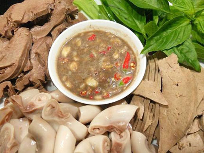 Lòng lợn luộc. Cùng với lòng lợn, dạ dày luộc cũng hấp dẫn không kém. Món ăn cuốn hút thực khách bởi màu trắng ngà, giòn dai sần sật. Càng lai rai càng dễ cảm nhận vị đậm đà, ngòn ngọt được tiết ra.