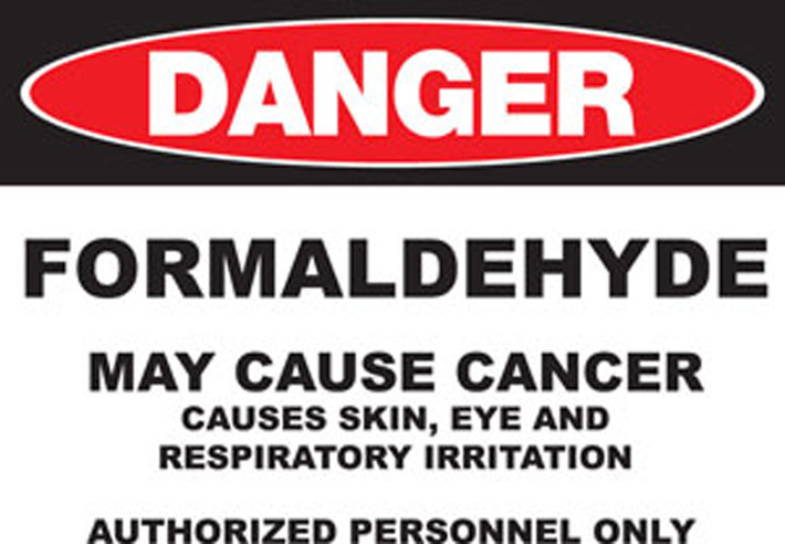 Formaldehyde. Formaldehyde thường không bổ sung trực tiếp vào mỹ phẩm mà được hình thành như một sản phẩm phụ do các chất bảo quản gây ra. Thông thường, formaldehyde không được liệt kê trên nhãn hiệu sản phẩm. Dù vậy, bạn vẫn có thể tránh xa nó bằng cách không lựa chọn sản phẩm có thành phần Quaternium – 15 và DMDM hydantoin.