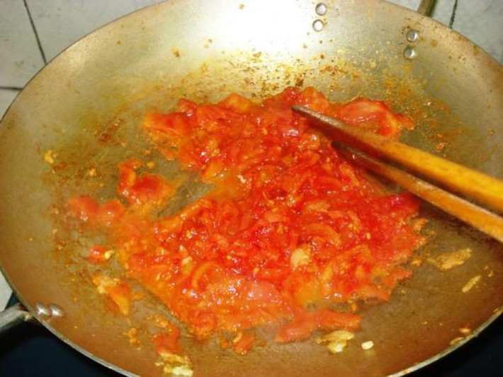 Giới chuyên môn cũng chỉ ra, lycopene được hấp thụ trong cơ thể thông qua cơ chế chuyển hóa mật và chất béo. Chính vì vậy, việc chế biến cà chua với chút dầu thực vật thường được khuyến khích nhằm tận dụng tối đa lợi ích từ dưỡng chất này.