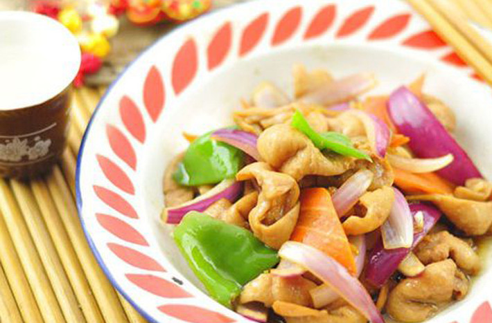 Lòng lợn xào chua ngọt. Để làm món này, chị em chỉ cần thái lòng thành miếng nhỏ vừa ăn, đổ vào chảo đảo đều với dứa cho tới khi chín mềm rồi nêm thêm tiêu, ớt, đường cùng chút mắm. Món ăn sẽ ngon hơn nhiều khi được thưởng thức cùng đậu phộng rang, rau răm.
