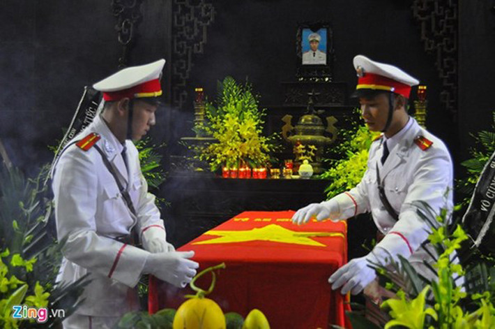 Sau tiếng kèn, đội nghi thức trang nghiêm tiến hành làm lễ phủ cờ đỏ sao vàng lên lĩnh cữu thượng úy Ngọc.