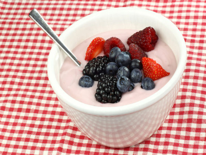 Thực phẩm chứa probiotic. Thực phẩm chứa probiotic như dưa, sữa chua có thể loại bỏ độc tố. Sự cân bằng vi khuẩn có lợi này giúp cho đại tràng khỏe mạnh. Các sản phẩm probiotic nên được sử dụng hàng ngày với lượng nhỏ.