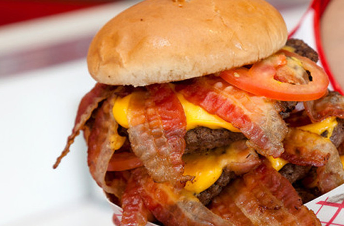 The Heart Attack Grill, Mỹ. Thay vì thuyết phục mọi người hạn chế sử dụng đồ ăn nhanh, Heart Attack Grill lại khuyến khích các khách hàng của mình nếm thử món ăn béo ngậy. Dù sở hữu thực đơn khá đơn giản với các món chủ đạo là bánh mỳ kẹp thịt, xúc xích và bánh rán song Heart Attack Grill khá hút khách.