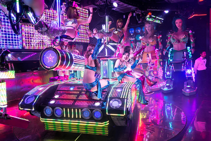 Nhà hàng Robot, Tokyo, Nhật Bản. Nhà hàng Robot khai trương năm 2012 với tổng chi phí lên tới 10 triệu đô. Mọi người đến đây dễ bị choáng ngợp bởi không gian ngập tràn sắc màu, ánh sáng từ các loại đèn, gương. Đặc biệt, những show diễn với đội ngũ vũ nữ khổng lồ, ăn mặc gợi cảm mua vui luôn gây được sự chú ý.