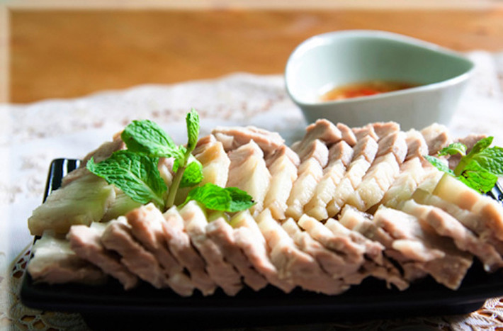 Khử mùi hôi của thịt lợn. Lợn được nuôi bằng cám tăng trọng thường có mùi hôi, ảnh hưởng đến hương vị món ăn. Để loại bỏ mùi khó chịu này, khi luộc chín chị em có thể thêm vài giọt rượu trắng rồi vớt ra để ráo là có thể thưởng thức.