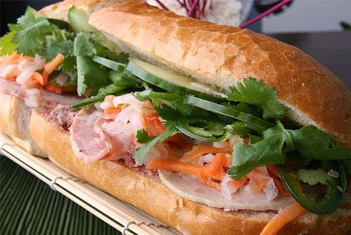 Bảo quản bánh mì. Việc bảo quản bánh mì đơn thuần trong tủ lạnh khiến chúng dễ trở nên khô cứng, cực khó nuốt. Lúc này, bạn nên dùng vài ngọn cần tây tươi kẹp bánh, đưa vào túi ni lông kín. Ngoài tác dụng giữ bánh mềm xốp, cần tây còn giúp bánh có hương vị thơm ngon, tuyệt vời.