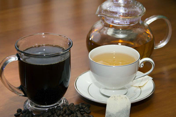 Khởi đầu ngày mới với trà, cà phê. Không nên bắt đầu bữa sáng với trà, cà phê bởi hai loại đồ uống này chứa thành phần axit, không có lợi cho dạ dày. Thay vì uống trà, cà phê, bạn hãy bắt đầu buổi sáng bằng một cốc nước chanh hoặc nước lọc.