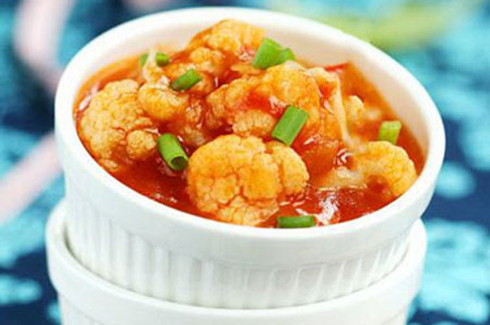 Việc thưởng thức cà chua với súp lơ cũng là ý tưởng không tồi. Nguyên nhân bởi cà chua chứa nhiều lycopene, vitamin C, vitamin A còn súp lơ xanh chứa phytochemical beta-carotene, isothiocyanates, indoles. Kết hợp cà chua và súp lơ sẽ mang lại tác dụng phòng ngừa ung thư vượt trội.