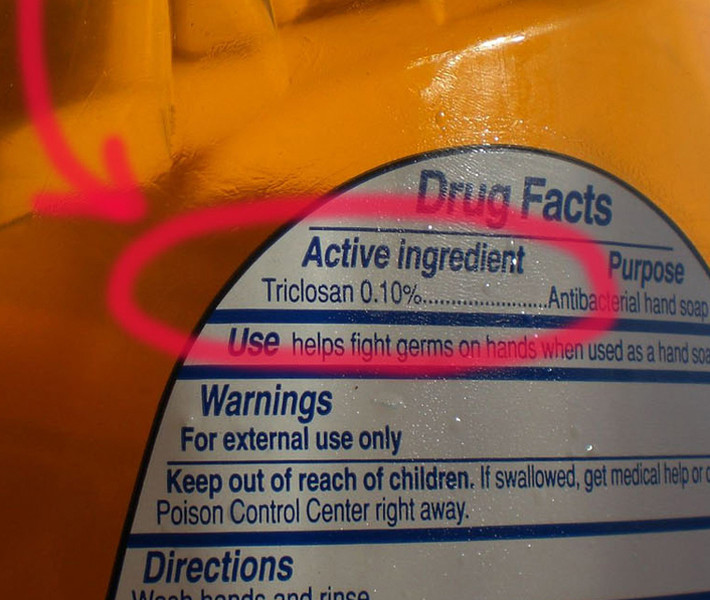 Triclosan. Triclosan được sử dụng trong nhiều loại mỹ phẩm. Ở Mỹ nó bị coi là chất gây ung thư, chậm phát triển và các bệnh về gan. Ngoài ra, triclosan còn có thể tích tụ trong mô mỡ người và động vật. Trong vài trường hợp, nó có thể bị phân hủy thành dioxane - một chất gây ung thư phổ biến. Nếu triclosan tiếp xúc với nước máy chứa clo dễ tạo ra khí chloroform - một chất gây ung thư.