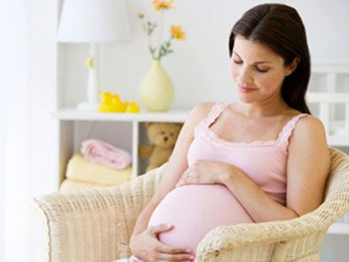 Có lợi cho phụ nữ mang thai. Đậu xanh thích hợp cho phụ nữ mang thai nhờ lượng sắt dồi dào. Lượng axit folic trong chúng cũng mang lại tác dụng bảo vệ thai nhi khỏi các khuyết tật ống thần kinh. Ước tính, tiêu thụ một bát nhỏ đậu xanh có khả năng đáp ứng 10% nhu cầu axit folic, 6% nhu cầu sắt mỗi ngày.