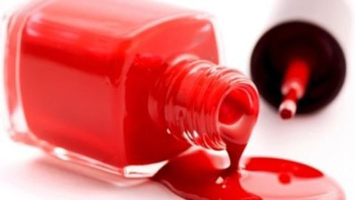 Phthalates. Hóa chất này thường được thêm vào trong các loại kem dưỡng ẩm, sơn móng tay, nước hoa hoặc các sản phẩm tiêu dùng bằng nhựa. Trong phòng thí nghiệm, phthalates có khả năng gây rối loạn nội tiết tố, thúc đẩy sự phát triển, lây lan của các tế bào ung thư vú, cổ tử cung.