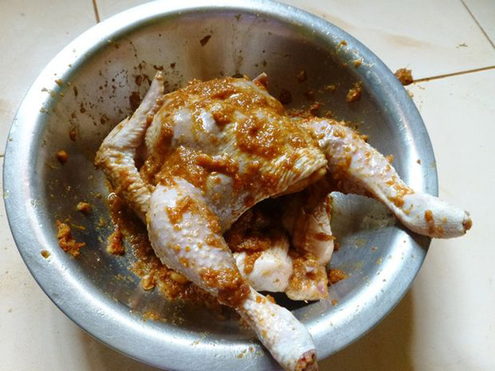 Đầu tiên, làm sạch gà. Cho toàn bộ nguyên liệu ướp vào trộn thành hỗn hợp nhuyễn mịn rồi tiến hành ướp. Xong xuôi, bảo quản gà trong tủ lạnh chừng năm giờ hoặc qua đêm trước khi đem nướng để gia vị dễ dàng ngấm sâu vào từng thớ thịt.