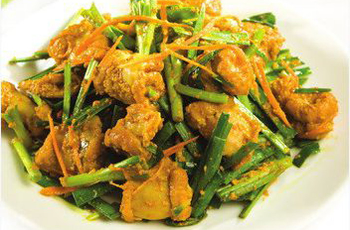 Ngoài ra, chị em có thể chuẩn bị lòng lợn xào nghệ.