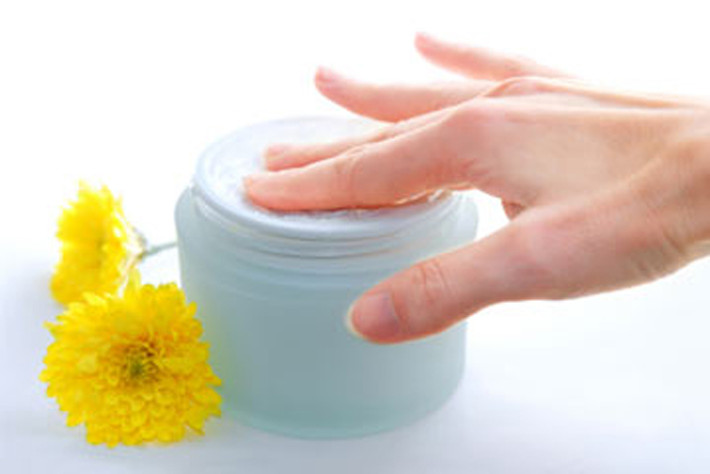 Paraben. Paraben hiện hữu trong hàng loạt loại mỹ phẩm với vai trò một chất bảo quản, ức chế sự phát triển của vi khuẩn. Đáng lưu ý, các nhà khoa học phát hiện chất này có mặt trong 99% khối u ung thư vú được thử nghiệm.