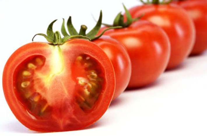 Cuối cùng, không ăn cà chua khi đang đói. Cà chua chứa nhiều pectin, nhựa phenolic và các thành phần khác giống như trong quả hồng vàng. Khi đói thưởng thức cà chua, những chất này có thể dễ dàng phản ứng với axit, hình thành các cục không hòa tan, ảnh hưởng tiêu cực dạ dày, đau bụng, nôn mửa, thậm chí gây sốc.