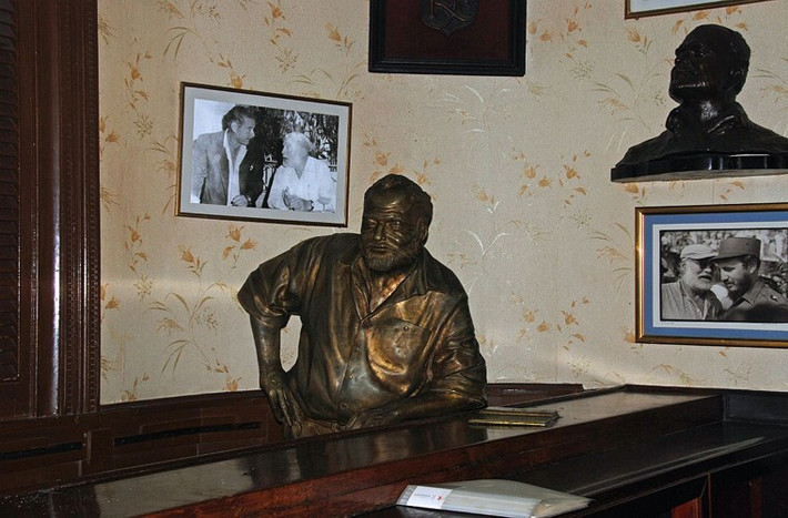 El Floridita, Cuba. El Floridita được khai trương năm 1817 và tồn tại cho tới tận ngày nay. El Floridita chính là nơi tác giả cuốn “Ông già và Biển cả” nổi tiếng thường lui tới trong thời gian sinh sống tại đất nước thân thiện này. Hemingway cũng chính là “cha đẻ” của món nước uống Daiquiri ấn tượng trong quán. Nếu có kế hoạch đặt chân tới đất nước Cuba, hãy đến với EL Floridita để có những trải nghiệm tuyệt vời.