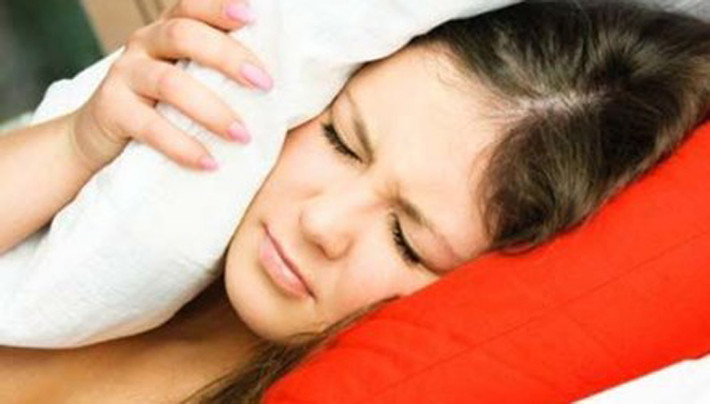 Tránh dùng âm đồng hồ báo thức chói tai. Việc bị đánh thức đột ngột khiến cơ thể cảm thấy căng thẳng, mệt mỏi. Để đảm bảo một giấc ngủ ngon, có sự khởi đầu hoàn hảo, bạn nên để âm báo thức tăng dần về cường độ.