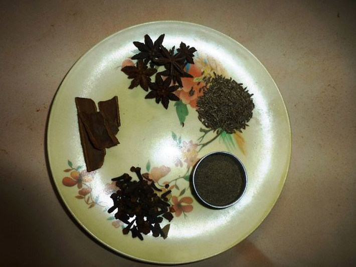 Nguyên liệu ướp gồm 4 muỗng nước tương, rượu, 4 miếng hồi, 1 muỗng dầu đinh hương, tiêu, quế, muối, bột nêm, đường.