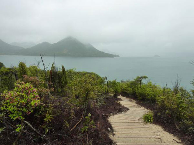 Đảo Okunoshima thuộc Takehara, tỉnh Hiroshima và là một trong nhiều đảo thuộc vùng biển nội địa Seto cách đất liền khoảng 3km và chỉ có chu vi khoảng 4km.